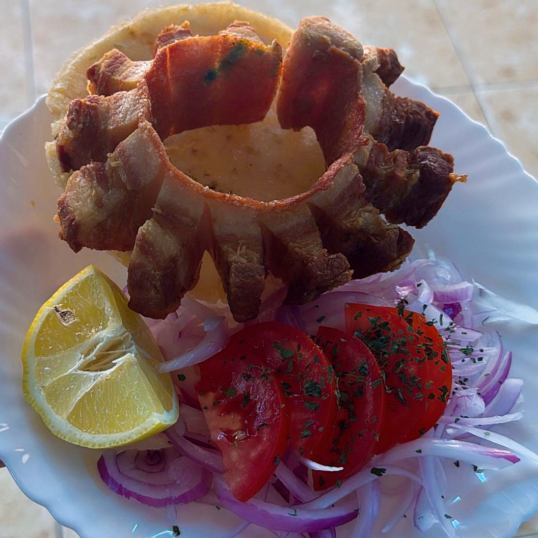 Chicharrón con arepa y ensalada